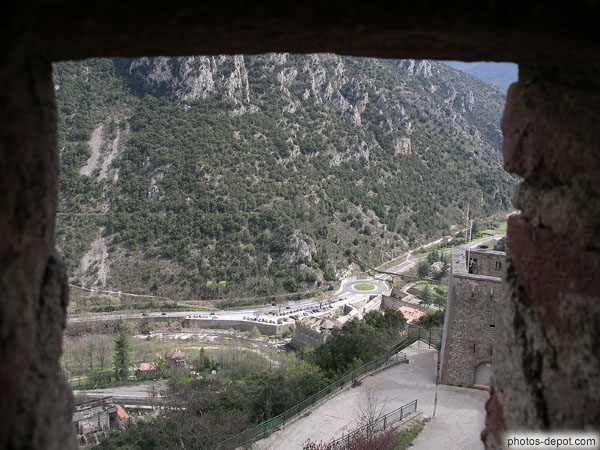 Vue de la route passant dans la gorge depuis le fort Liberia France, Languedoc Roussillon, Villefranche de conflens, Photo 2006