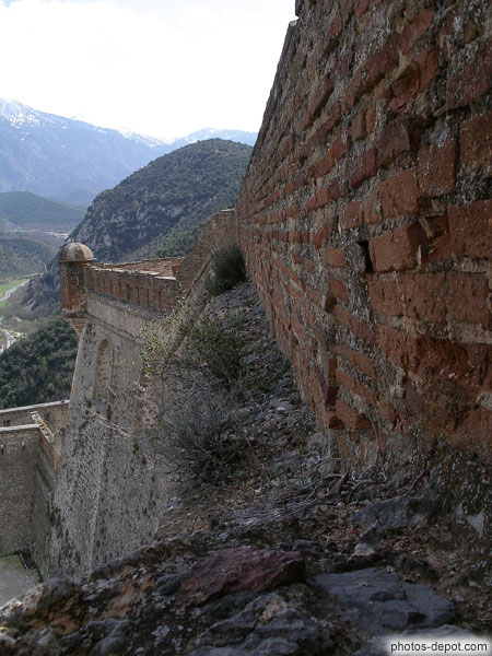 Murs de briques surmontant les remparts du fort Liberia France, Languedoc Roussillon, Villefranche de conflens, Photo 2006