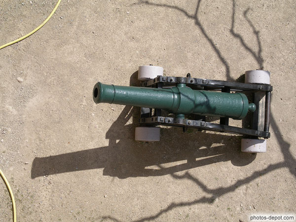 Pièce de 4 modèle second empire 1858 de portée 4000m. Affût métallique de type marine à centre de gravité abaissé France, Languedoc Roussillon, Villefranche de conflens, Photo 2006