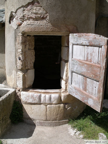 Puits aux pierres polies, fort Liberia France, Languedoc Roussillon, Villefranche de conflens, Photo 2006