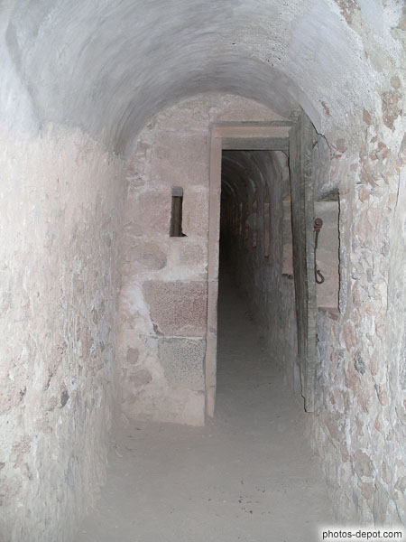 Compartiments avec meurtrières dans les labyrinthes du fort Liberia France, Languedoc Roussillon, Villefranche de conflens, Photo 2006