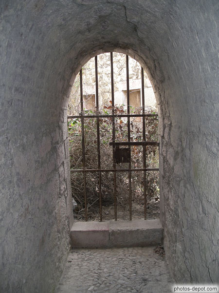 photo de grille en fer du souterrain du fort Liberia