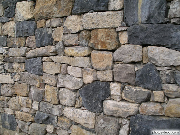 photo d'Alternance de pierres noires et blanches à l'Abbaye de Lagrasse