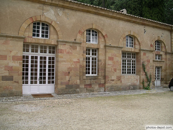 photo de Sobres batiments renaissance de la cour intérieure, Abbaye de  Lagrasse