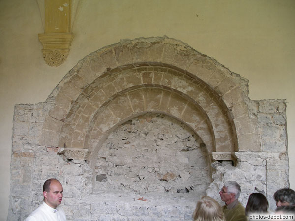 photo d'Ancien portail roman aux triples voussures et corbeau ouvragés, Abbaye de Lagrasse