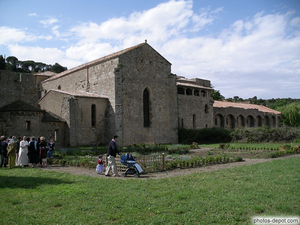 photo de Jardins devant l'Abbaye de Lagrasse