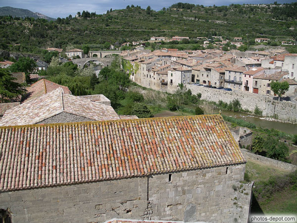 photo de pont sur l'Orbieu et village de Lagrasse vue de la tour de l'Abbaye