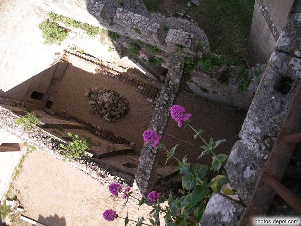 photo de vue plongée de la tour de l'Abbaye de Lagrasse