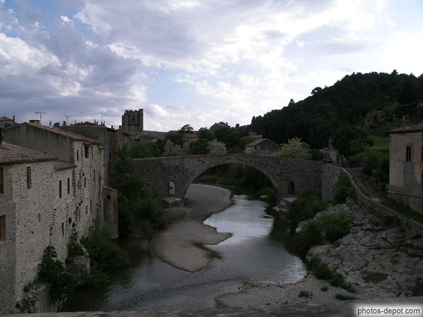 photo de Pont sur l'Orbieu longeant les maisons du village et l'Abbaye