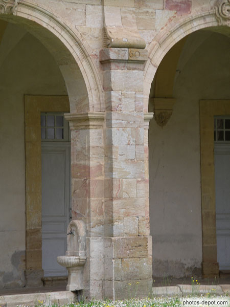 photo de colonnes droites à contreforts, Cloître de pierres aux rainures roses, 1760, Abbaye de Lagrasse