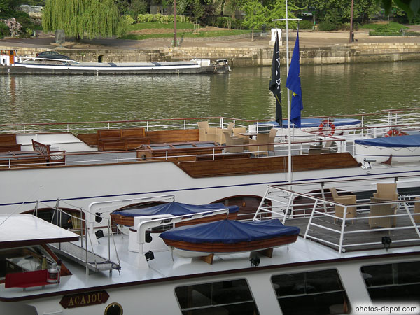 photo de luxueux bateaux sur la seine