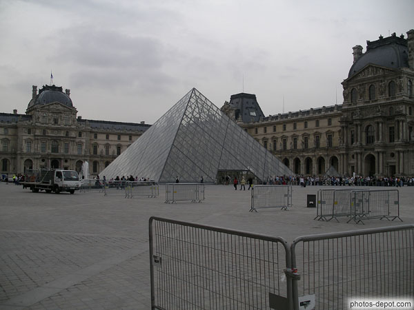 photo de place et pyramide du Louvre