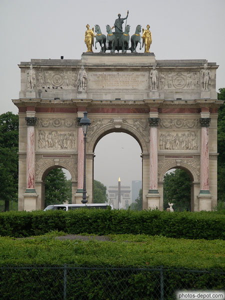 photo d'Arche de triomphe face au Louvre