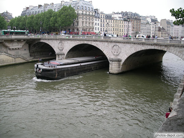 photo de Péniche sous le pont St Michel