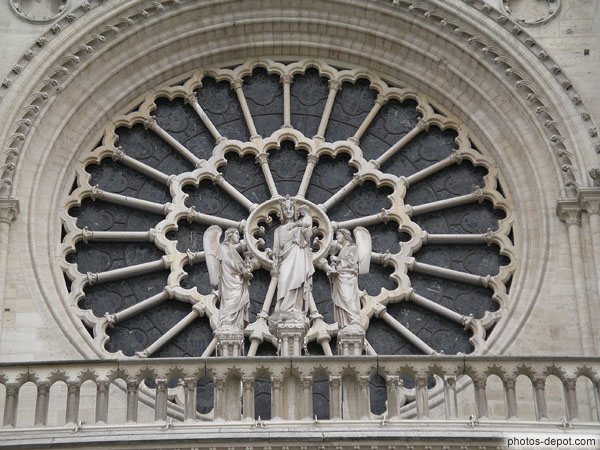 photo de Vierge à l'enfant entourée d'anges devant la rosace centrale de la Cathédrale  Notre Dame