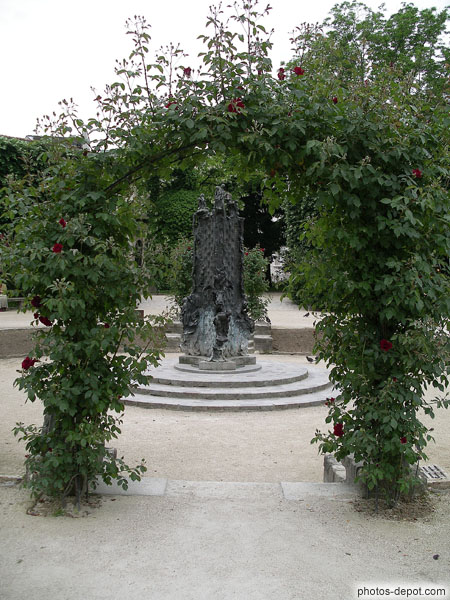 photo d'arche de roses et fontaine