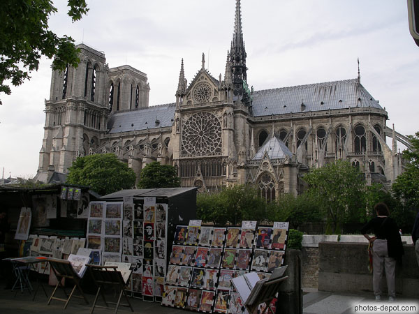 photo de bouquinistes devant la cathédrale