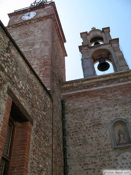 photo d'Hirondelles à la fenêtre sous le clocher de l'église