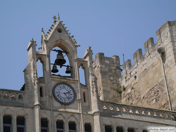 photo d'Horloge et cloches du palais neuf gothique des archevèques