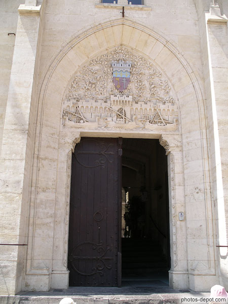 photo d'entrée ouvragée du palais des archevèques neuf gothique