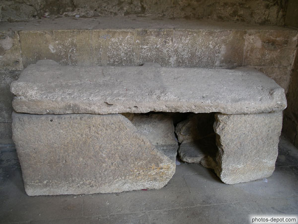 photo de sarcophage moyenageux, cloître de la cathédrale