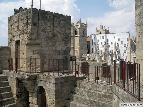photo d'echauguette à 3 niveaux et chemin de ronde, terrasse du donjon du palais des archevèques