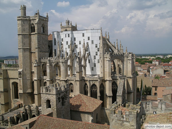 photo d'ensemble monumental roman comprenant la cathédrale