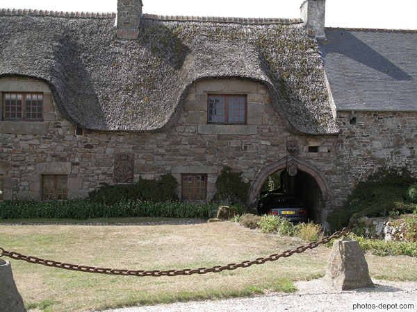 photo de maison au toit de chaume