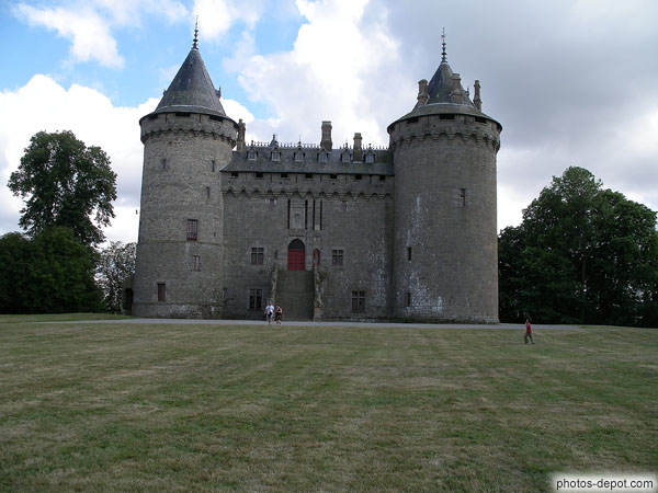 Facade Nord-Ouest et tours du XIIe siècle