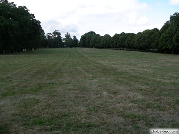 Esplanade du parc du chateau de Chateaubriand
