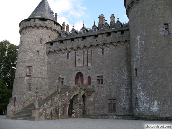 Escalier, tours et facade Nord-Ouest