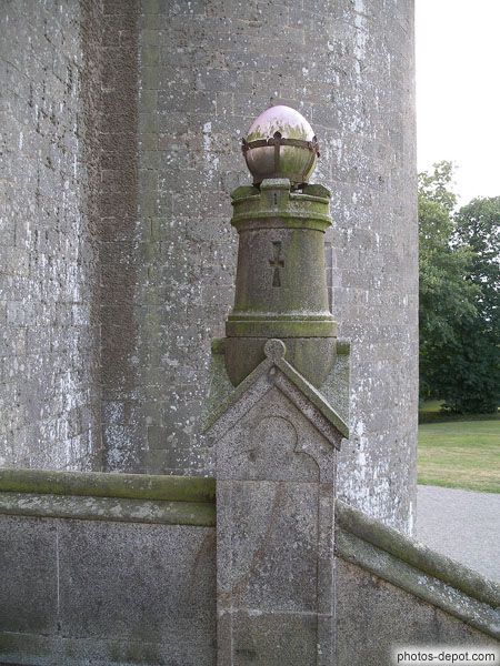 photo de pilier et lampadaire, escalier central