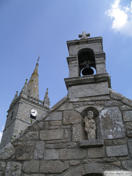 photo de portail de pierre et statue de 1642, église de Crach