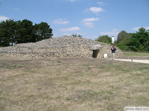 photo de Table des marchand. Des pierres, étagées en parements, masquent l'architecture