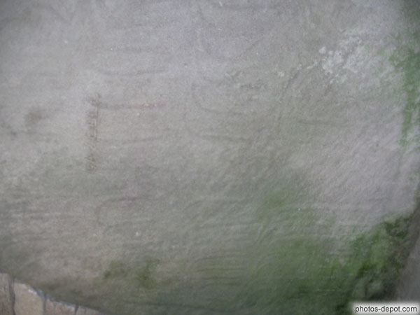 photo de table dess marchand : chevet de la chambre : de forme ogivale, avec séries de crosses disposées symétriquement