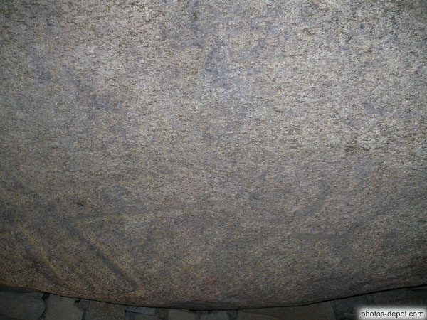 photo d'intérieur de la table des marchand : couverture de la chambre : hache emmanchée