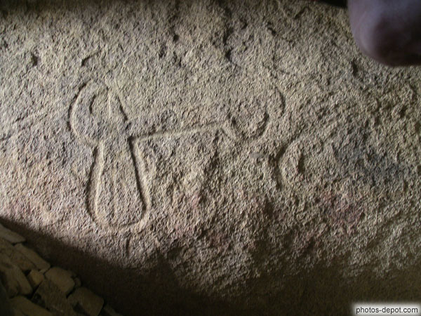 photo d'intérieur de la table des marchand : hache emmanchée