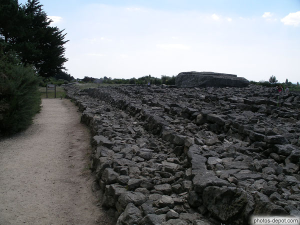 photo de Tumulus d'Er-Grah, très long monument de 140m, partiellement arasé et tronqué à ses 2 extrémités