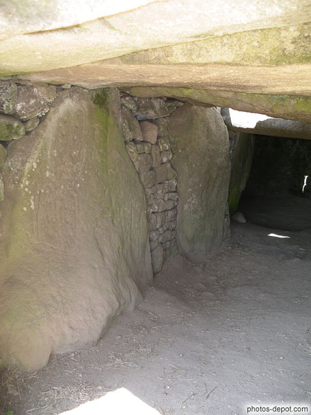 photo de sculptures sur pierre à l'entrée du dolmen des pierres plates