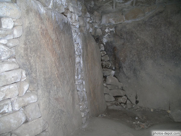 photo de pierres sculptées dans la chambre funéraire du dolmen des pierres plates