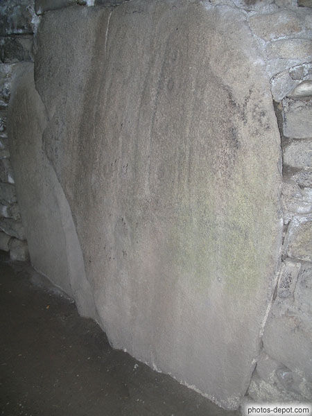 photo de sculptures dans la pierre du dolmen des pierres plates