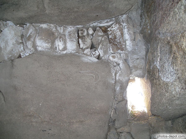 photo d'ouverture dans le couloir du site funéraire des pierres plates