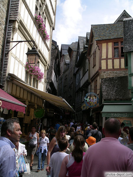 photo de foule montant la grande rue