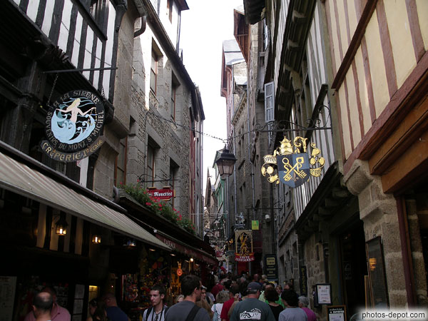 photo de multiples enseignes des marchands