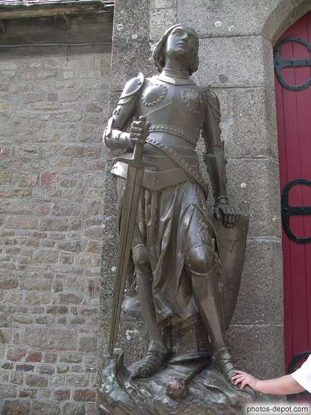 photo de Jeanne d'Arc en armure tenant son épée et bouclier