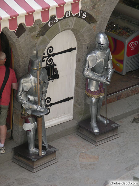 photo de Cachots, porte ornée de 2 armures de chevaliers
