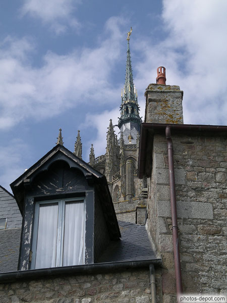 photo de la flèche, entre fenêtre et cheminée