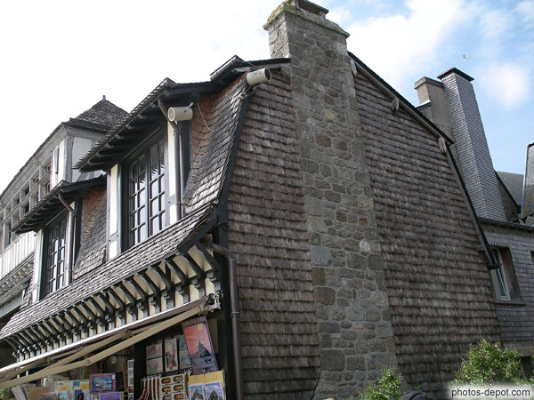 photo de maison couverte de bois