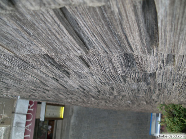 photo de plaquettes de bois couvrant le mur d'une maison