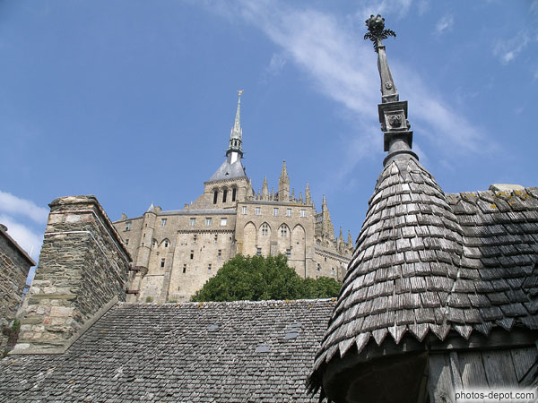 photo d'Abbaye derrière le toit